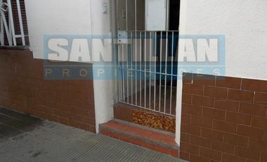 Casa 4 ambientes con garage cubierto y patio