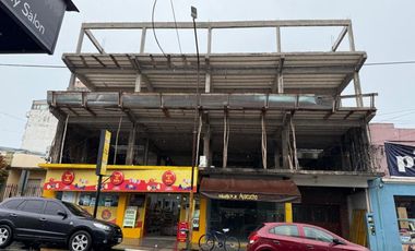 PROPIEDAD A LA VENTA CON LOCAL, VIVIENDAS Y ESTRUCTURA DE DOS PLANTAS A TERMINAR.... PLENO CENTRO IMPERDIBLE