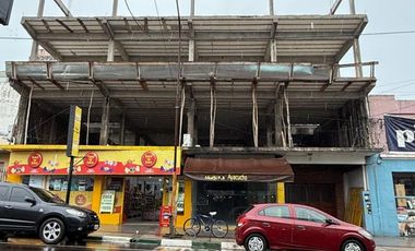 PROPIEDAD A LA VENTA CON LOCAL, VIVIENDAS Y ESTRUCTURA DE DOS PLANTAS A TERMINAR.... PLENO CENTRO IMPERDIBLE