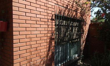 Casa en VENTA sobre calle asfaltada a pocas cuadras de la estación de Glew.