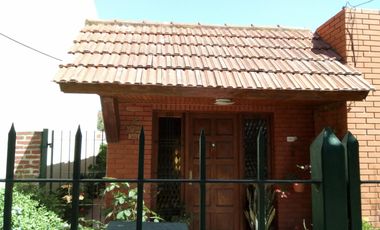 Casa en VENTA sobre calle asfaltada a pocas cuadras de la estación de Glew.