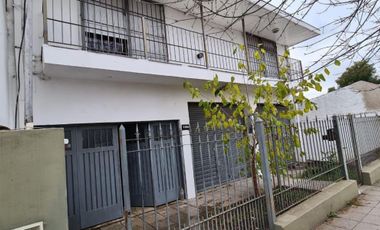 ALQUILER DE CASA 3 AMBIENTES CON FONDO LIBRE Y COCHERA - MONTE GRANDE