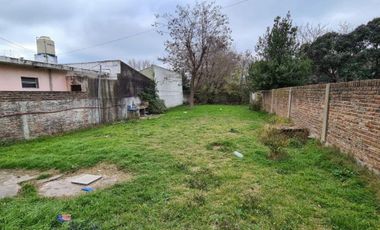 ALQUILER DE CASA 3 AMBIENTES CON FONDO LIBRE Y COCHERA - MONTE GRANDE