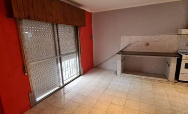ALQUILER DE CASA 3 AMBIENTES CON FONDO LIBRE Y COCHERA - MONTE GRANDE