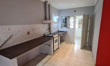 ALQUILER DE CASA 3 AMBIENTES CON FONDO LIBRE Y COCHERA - MONTE GRANDE