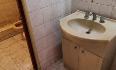 ALQUILER DE CASA 3 AMBIENTES CON FONDO LIBRE Y COCHERA - MONTE GRANDE