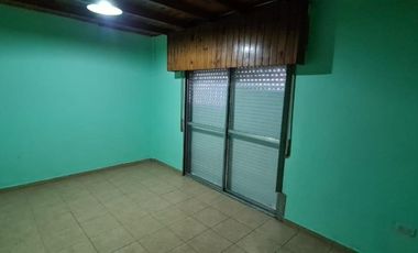 ALQUILER DE CASA 3 AMBIENTES CON FONDO LIBRE Y COCHERA - MONTE GRANDE