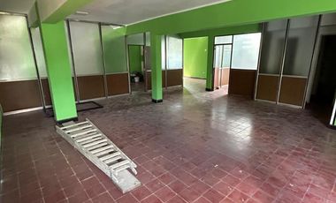 Excelente oficina comercial frente a la plaza principal de San Justo