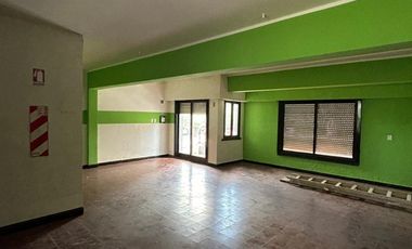 Excelente oficina comercial frente a la plaza principal de San Justo