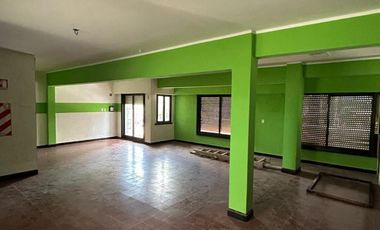 Excelente oficina comercial frente a la plaza principal de San Justo