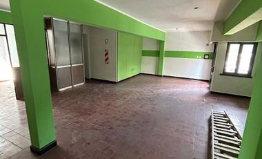 Excelente oficina comercial frente a la plaza principal de San Justo