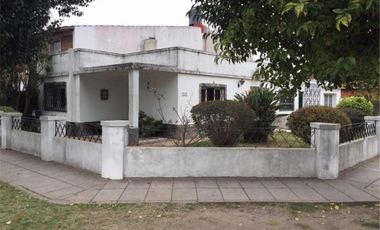 Casa de cuatro ambientes a la venta en José C Paz