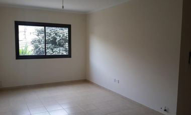 BELLO DEPARTAMENTO EN ALQUILER PERMANENTE EN VILLA CARLOS PAZ, Céntrico, 2 dormitorios con patio.