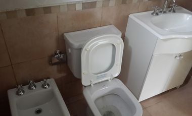 BELLO DEPARTAMENTO EN ALQUILER PERMANENTE EN VILLA CARLOS PAZ, Céntrico, 2 dormitorios con patio.