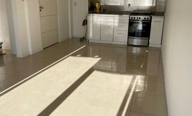 EXCELENTE DEPARTAMENTO 2 AMBIENTES SOBRE AVENIDA ARIETA TERCER PISO CON BALCON CORRIDO AL FRENTE. VILLA LUZURIAGA