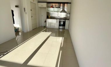 EXCELENTE DEPARTAMENTO 2 AMBIENTES SOBRE AVENIDA ARIETA TERCER PISO CON BALCON CORRIDO AL FRENTE. VILLA LUZURIAGA