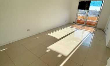 EXCELENTE DEPARTAMENTO 2 AMBIENTES SOBRE AVENIDA ARIETA TERCER PISO CON BALCON CORRIDO AL FRENTE. VILLA LUZURIAGA