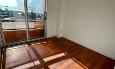 EXCELENTE DEPARTAMENTO 2 AMBIENTES SOBRE AVENIDA ARIETA TERCER PISO CON BALCON CORRIDO AL FRENTE. VILLA LUZURIAGA