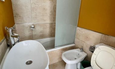 EXCELENTE DEPARTAMENTO 2 AMBIENTES SOBRE AVENIDA ARIETA TERCER PISO CON BALCON CORRIDO AL FRENTE. VILLA LUZURIAGA