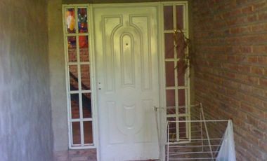 Chalet a 4 cuadras de la estación de Glew en VENTA, posee escritura.-