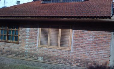 Chalet a 4 cuadras de la estación de Glew en VENTA, posee escritura.-