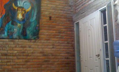 Chalet a 4 cuadras de la estación de Glew en VENTA, posee escritura.-