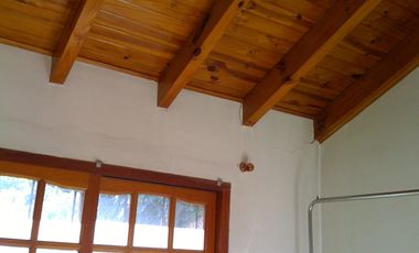 Chalet a 4 cuadras de la estación de Glew en VENTA, posee escritura.-