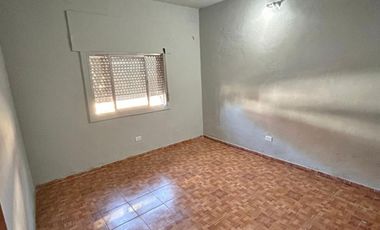 Casa de 3 amplios ambientes con patio