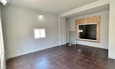 Casa de 3 amplios ambientes con patio