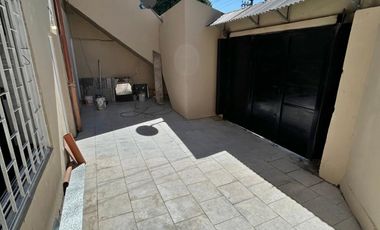 Casa de 3 amplios ambientes con patio