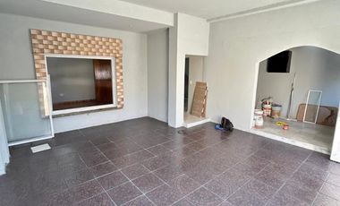Casa de 3 amplios ambientes con patio