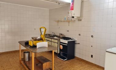Local todo preparado para heladería, s/ 2º Rivadavia  a 3 cuadras de la estación de Haedo y 1 de una Clinica