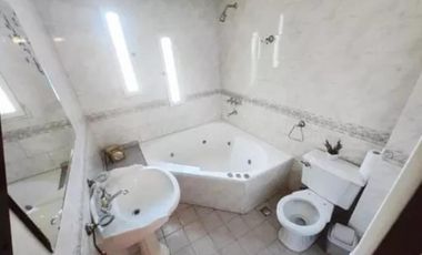 CHALET 6 AMBIENTES  CON PILETA Y COCHERA