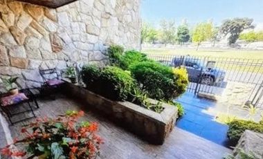 CHALET 6 AMBIENTES  CON PILETA Y COCHERA