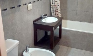 DEPARTAMENTO DE 2 AMBIENTES CON COCHERA CON PORTÓN AUTOMÁTICO Y TERRAZA, MORON