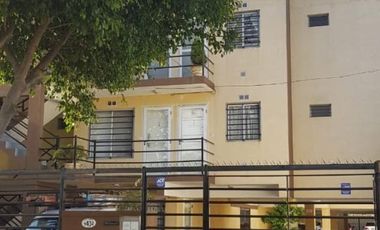 DEPARTAMENTO DE 2 AMBIENTES CON COCHERA CON PORTÓN AUTOMÁTICO Y TERRAZA, MORON