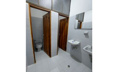 SE VENDE EDIFICIO DE TRES NIVELES EN EL CENTRO DE MONTERA