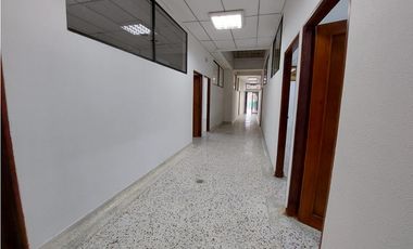 SE VENDE EDIFICIO DE TRES NIVELES EN EL CENTRO DE MONTERA