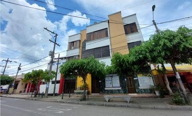 SE VENDE EDIFICIO DE TRES NIVELES EN EL CENTRO DE MONTERA