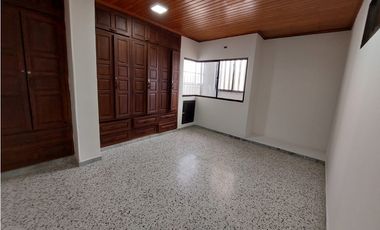 SE VENDE EDIFICIO DE TRES NIVELES EN EL CENTRO DE MONTERA
