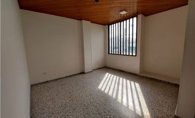 SE VENDE EDIFICIO DE TRES NIVELES EN EL CENTRO DE MONTERA