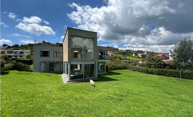 VENDO CASA EN CONJUNTO CERRADO EN LA CALERA