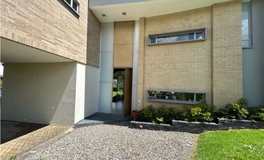 VENDO CASA EN CONJUNTO CERRADO EN LA CALERA