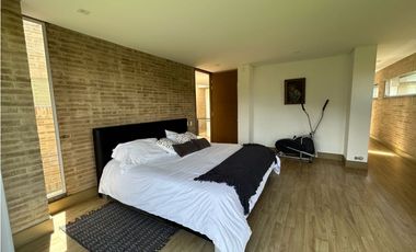 VENDO CASA EN CONJUNTO CERRADO EN LA CALERA
