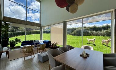 VENDO CASA EN CONJUNTO CERRADO EN LA CALERA