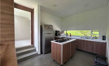 VENDO CASA EN CONJUNTO CERRADO EN LA CALERA