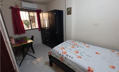 Casa de dos pisos cerca del Centro de Soledad