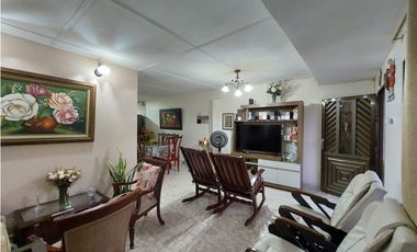 Casa de dos pisos cerca del Centro de Soledad