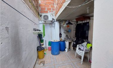Casa de dos pisos cerca del Centro de Soledad