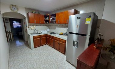 Casa de dos pisos cerca del Centro de Soledad